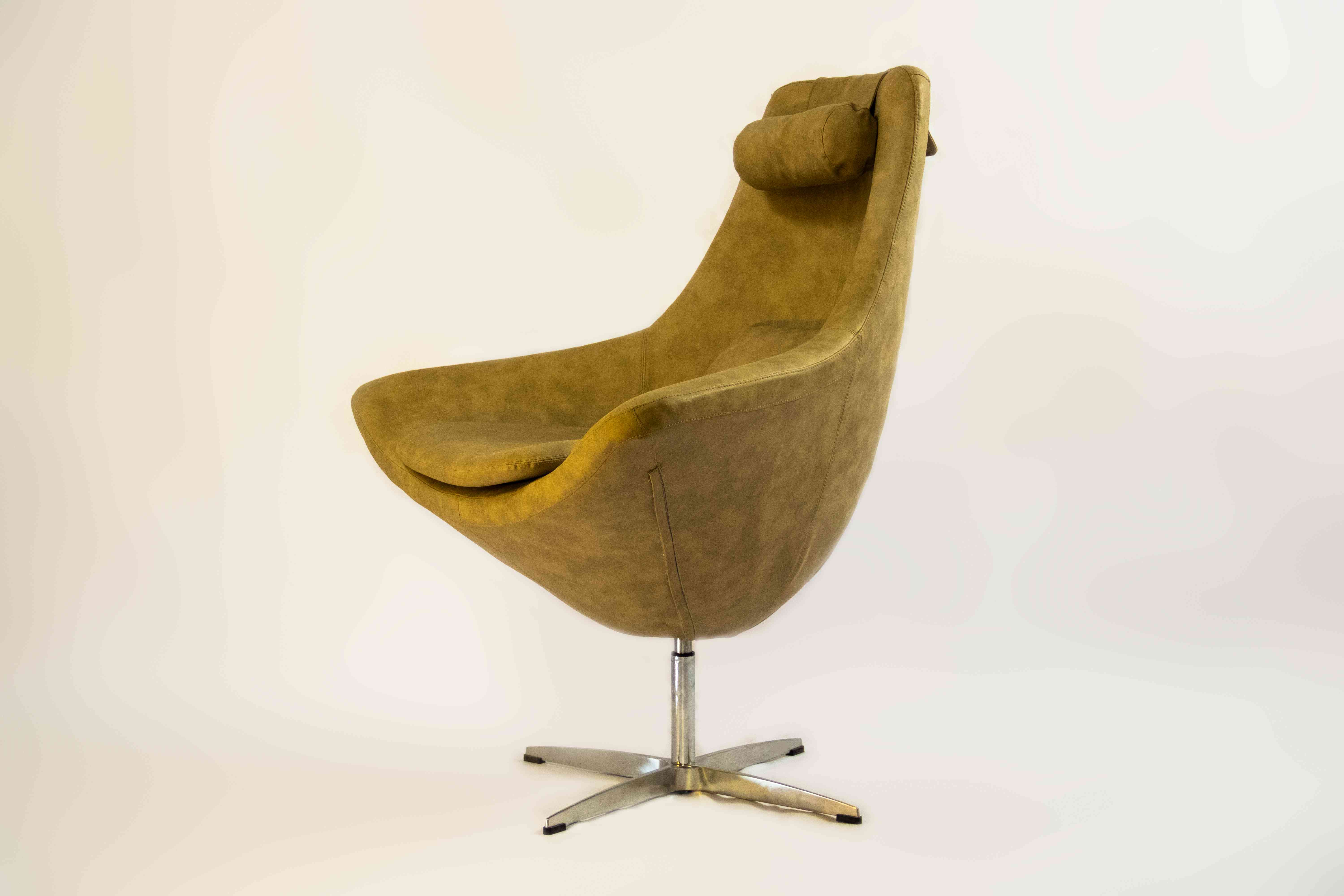 Swan Chair Front View